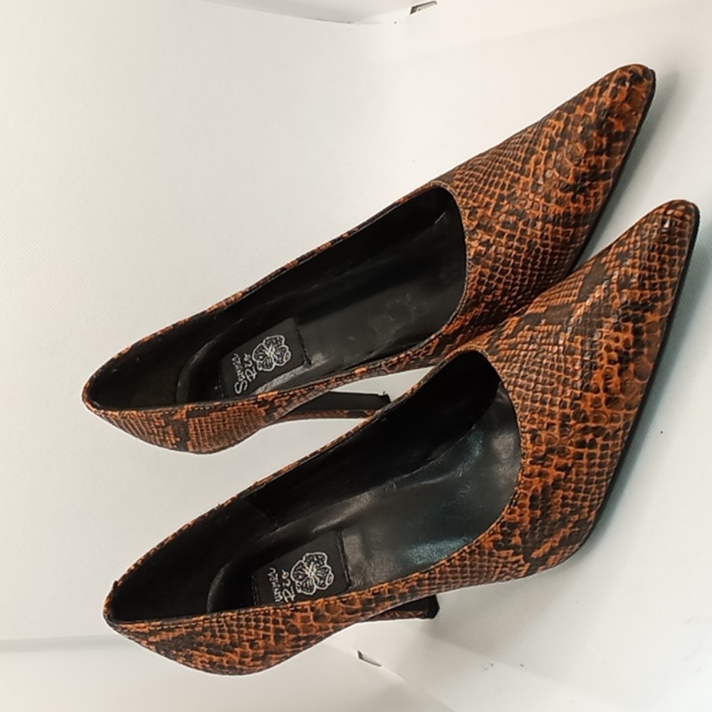 Heels 6.5 color is orange and black - Picture 1 of 5